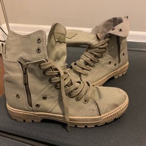 Men’s Levi’s boots size 9